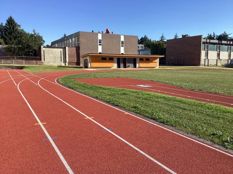 Nové školní hřiště s atletickým oválem u budovy školy